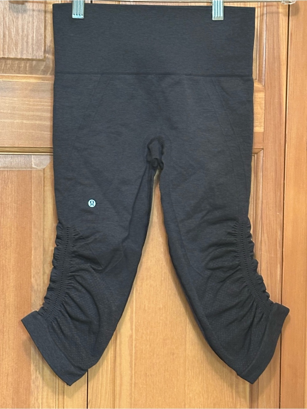 Women’s Lululemon "In The Flow" seamless cropped leggings in dark gray
